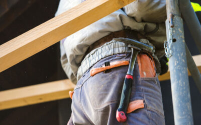 construction-worker-in-overalls-with-hammer-standi-P7R4BUD-400×250-1-400×250