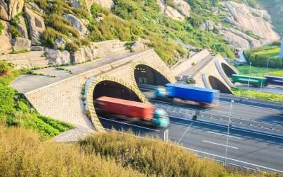 trucks-motion-blur-in-tunnel-exit-PB7JS2P-400×250-1