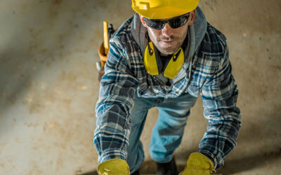 contractor-on-a-ladder-LDWHNVK-400×250